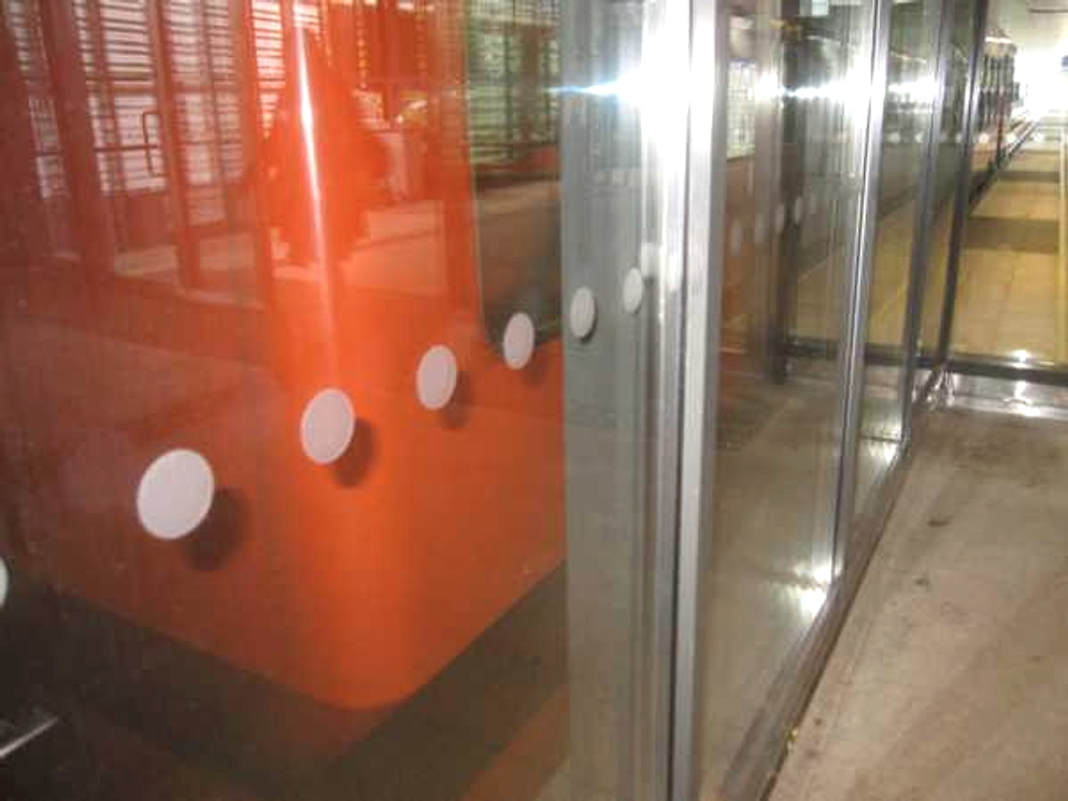 Huomiotarrat Siilitien metroaseman lasiseinässä